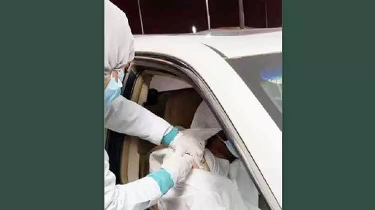 കാറിനകത്തിരുന്നും വാക്സിൻ സ്വീകരിക്കാം കാറിനകത്തിരുന്നും വാക്സിൻ സ്വീകരിക്കാം