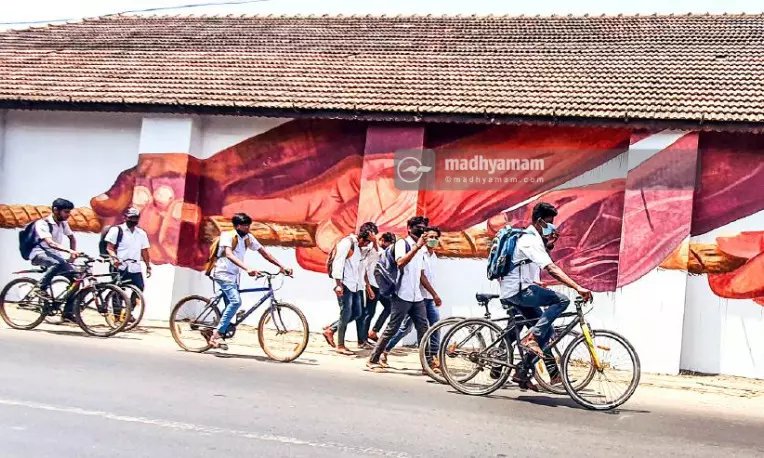 ലോകമേ തറവാട്; ആലപ്പുഴ ബിനാലെക്ക് മികവേകാൻ ചിത്രങ്ങൾ വരച്ചു തുടങ്ങി ലോകമേ തറവാട്; ആലപ്പുഴ ബിനാലെക്ക് മികവേകാൻ ചിത്രങ്ങൾ വരച്ചു തുടങ്ങി
