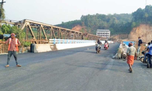 മെക്കാഡം ടാറിങ്: ഇരിട്ടി പുതിയപാലം രണ്ടുമണിക്കൂർ നേരം തുറന്നു മെക്കാഡം ടാറിങ്: ഇരിട്ടി പുതിയപാലം രണ്ടുമണിക്കൂർ നേരം തുറന്നു