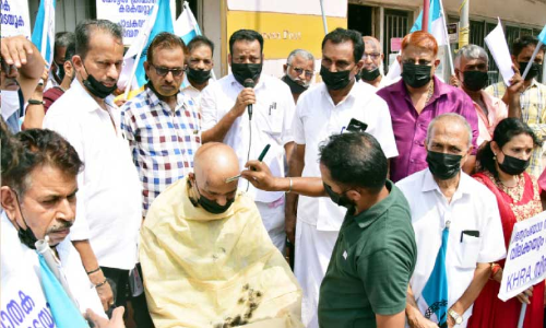 ഇന്ധന വിലവർധനക്കെതിരെ മൊട്ടയടിച്ച്​ പിച്ചച്ചട്ടിയെടുത്ത് സമരം