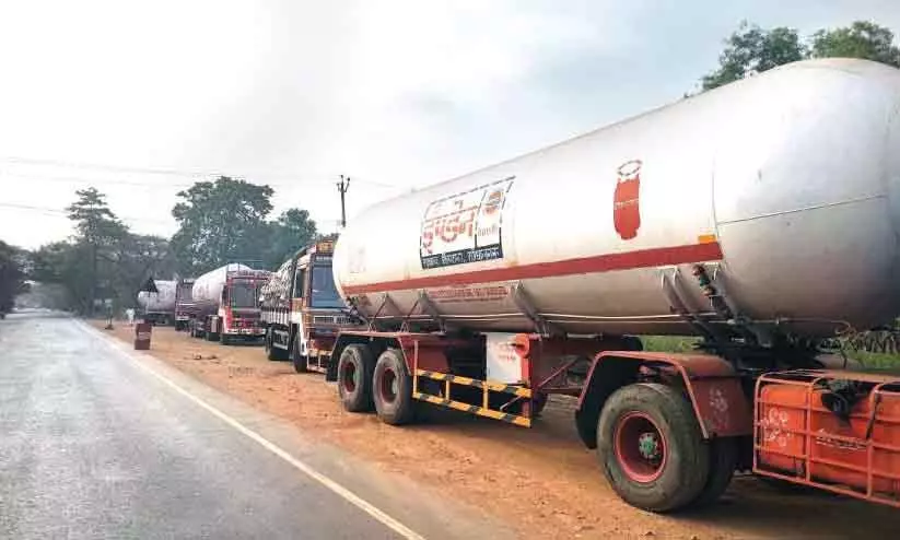 കോവിഡ്: അന്തര്‍സംസ്ഥാന ലോറികളുടെ വിശ്രമം ആശങ്ക സൃഷ്​ടിക്കുന്നു