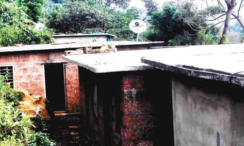 ദൂ​ര​പ​രി​ധി പാ​ലി​ക്കാ​തെ വീ​ട്​ നി​ർ​മാ​ണം; ആ​ദി​വാ​സി കോ​ള​നി​ക​ളോ​ടെ​ന്താ ഇ​ങ്ങ​നെ!