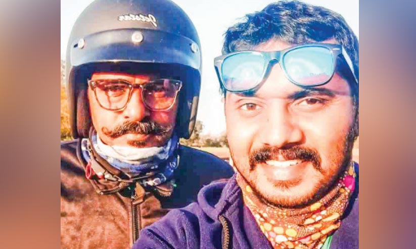 റിജോ സ്കൂട്ടറുമായി ഇന്ത്യ ചുറ്റുന്നു; കൂട്ടായി പിതാവും റിജോ സ്കൂട്ടറുമായി ഇന്ത്യ ചുറ്റുന്നു; കൂട്ടായി പിതാവും