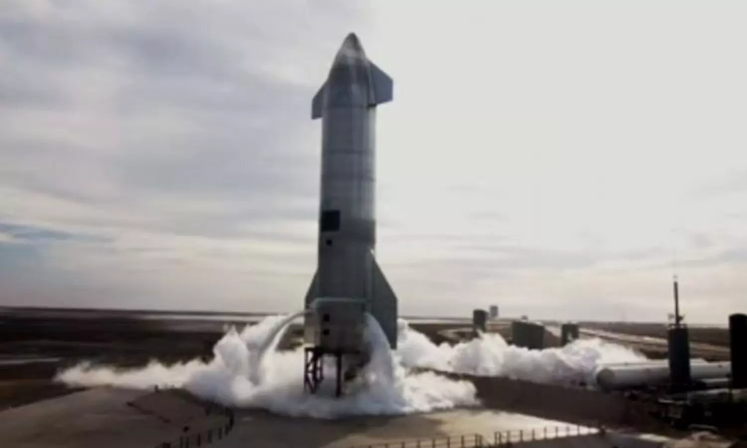 സ്​പേസ്​ എക്​സിന്‍റെ സ്റ്റാർഷിപ്പ്​ ഒടുവിൽ തിരിച്ചിറക്കി; തൊട്ടുപിന്നാലെ പൊട്ടിത്തെറി