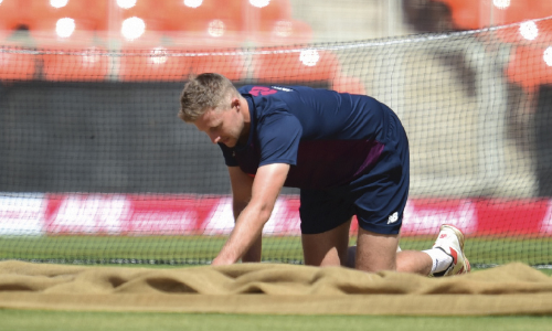 joe root inspecting pitch