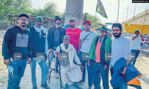 ഡൽഹിയിലെ കർഷകസമരവേദിയിൽ കാളികാവിലെ യാത്രാ സംഘം