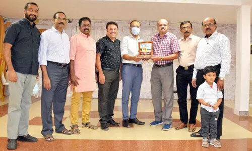 വി.​കെ. റ​ഊ​ഫി​ന് പ​ത്ത​നം​തി​ട്ട ജി​ല്ല​സം​ഗ​മം യാ​ത്ര​യ​യ​പ്പ് ന​ല്‍കി