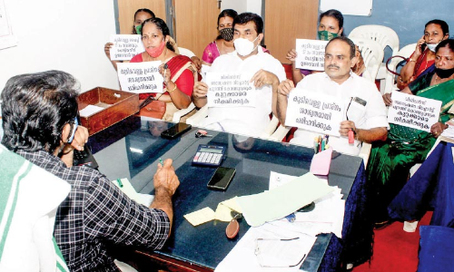 വെള്ളത്തിനായി സമരം; എക്സിക്യൂട്ടിവ് എന്‍ജീനിയറെ ഉപരോധിച്ചു