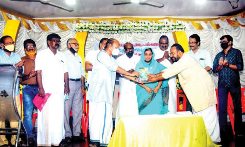 പാ​ച​ക​ത്തി​നി​ട​യി​ൽ മ​ന​സ്സി​ൽ വ​രു​ന്ന ക​വി​താ​ശ​ക​ല​ങ്ങ​ൾ പു​സ്ത​ക​ങ്ങ​ളി​ലാ​ക്കി സു​ൽ​ഫ​ത്ത് ബ​ഷീ​ർ