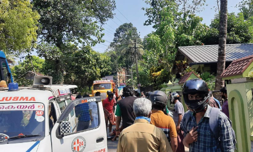 സംസ്ഥാന പാതയിൽ ടിപ്പറുകൾ അപകടത്തിൽപെട്ടു; ഡ്രൈവർക്ക്​ പരിക്ക്​