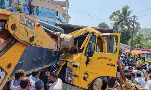 മൂന്നു ബസുകൾ കൂട്ടിയിടിച്ചു; 16 പേർക്ക് പരിക്ക്