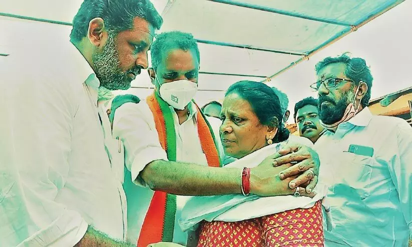 ബി.ജെ.പി നേതാക്കൾ വെട്ടേറ്റ് മരിച്ച നന്ദുവിെൻറ വീട് സന്ദർശിച്ചു ബി.ജെ.പി നേതാക്കൾ വെട്ടേറ്റ് മരിച്ച നന്ദുവിെൻറ വീട് സന്ദർശിച്ചു