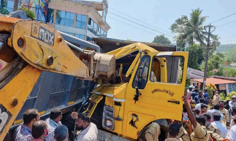 മൂന്നു ബസുകൾ കൂട്ടിയിടിച്ചു; 16 പേർക്ക് പരിക്ക് മൂന്നു ബസുകൾ കൂട്ടിയിടിച്ചു; 16 പേർക്ക് പരിക്ക്