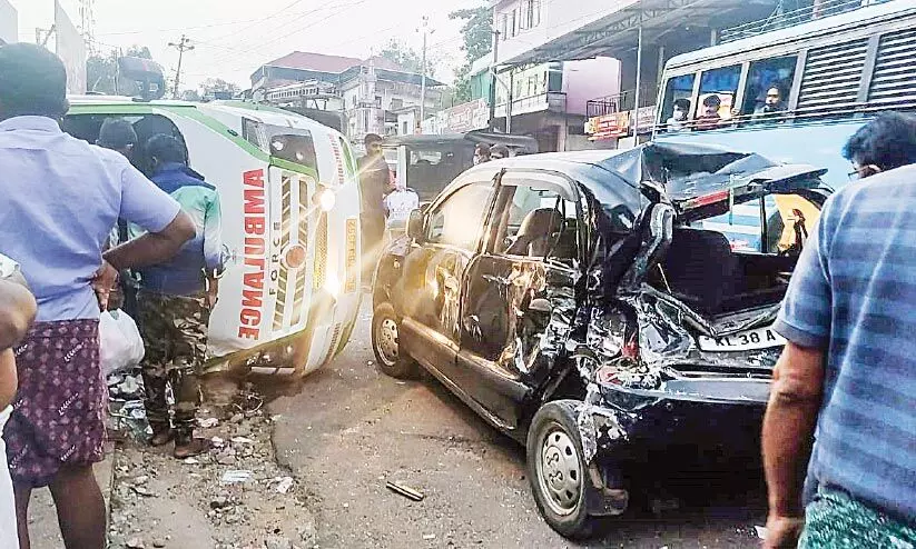 രോഗിയുമായി വന്ന ആംബുലൻസ്​ മറിഞ്ഞു; ആളപായമില്ല