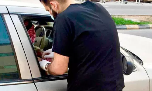 കോ​വി​ഡ് പ്ര​തി​രോ​ധം: കാ​റി​ന​ക​ത്തി​രു​ന്നും വാ​ക്‌​സി​ൻ; കി​ഴ​ക്ക​ൻ പ്ര​വി​ശ്യ​യി​ലും തു​ട​ക്ക​മാ​യി