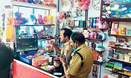 ബൈക്കിലെത്തിയ സംഘം മൊബൈൽ ഫോൺ കവർന്നു