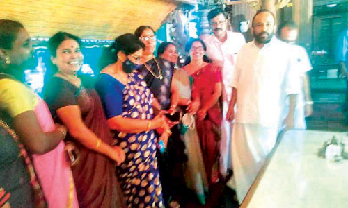 av gopinad with peringottukurisshi panchayth members