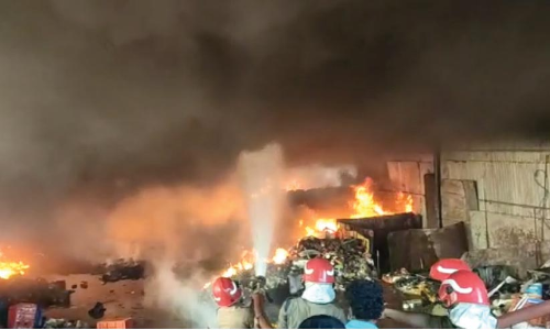 കോ​ട​തി​പ്പ​ടി​യി​ൽ വ​ൻ അ​ഗ്നി​ബാ​ധ