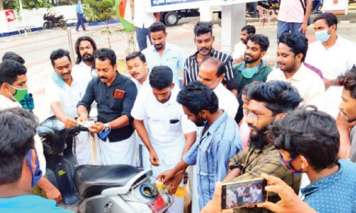 50 രൂപക്ക് പെട്രോള് വില്പനയുമായി യൂത്ത് കോണ്ഗ്രസ് 50 രൂപക്ക് പെട്രോള് വില്പനയുമായി യൂത്ത് കോണ്ഗ്രസ്