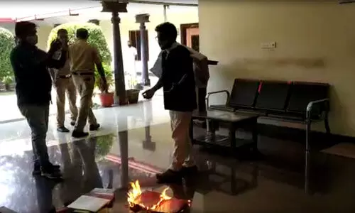 ഇൻറർവ്യൂ പട്ടികയിൽ ഉൾ​െപ്പട്ടില്ല; രേഖകൾ കത്തിച്ച്​ ഉദ്യോഗാർഥിയുടെ പ്രതിഷേധം