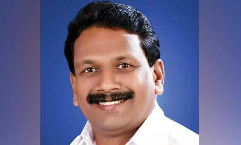 ഇടുക്കിയിൽ എ​ൽ.​ഡി.​എ​ഫ്​ ജ​യി​ച്ചാ​ൽ സ്വ​ർ​ണ​മോ​തി​രം; ​ പ​ന്ത​യ​ത്തി​ന്​ ക്ഷ​ണി​ച്ച്​ ഡി.​സി.​സി അ​ധ്യ​ക്ഷ​ൻ