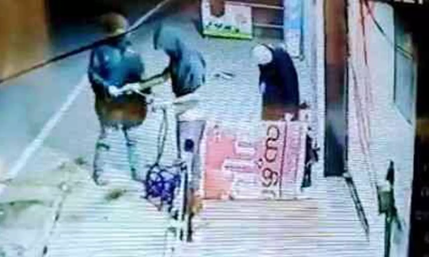 പൊലീസ്​ സ്റ്റേഷന് മുന്നിൽ തസ്​കരസംഘം: 20000 രൂപയൂടെ ബേക്കറി സാധനം കവർന്നു