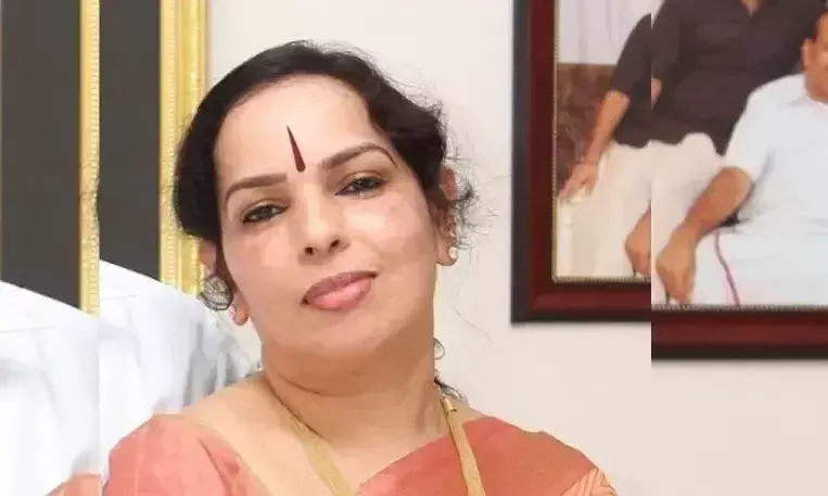 സന്തോഷ് ഈപ്പൻ നൽകിയ ഐഫോൺ ഉപയോഗിച്ചവരിൽ വിനോദിനി കോടിയേരിയും സന്തോഷ് ഈപ്പൻ നൽകിയ ഐഫോൺ ഉപയോഗിച്ചവരിൽ വിനോദിനി കോടിയേരിയും