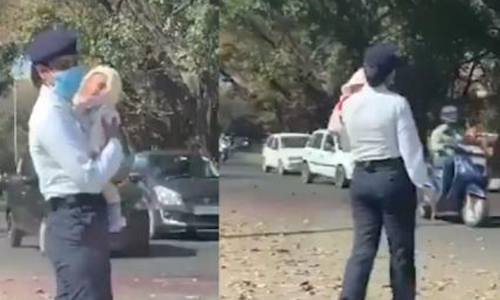 കൈക്കുഞ്ഞുമായി ട്രാഫിക് ഡ്യൂട്ടിയിൽ വനിത പൊലീസ് ഓഫിസർ; വിഡിയോ വൈറൽ