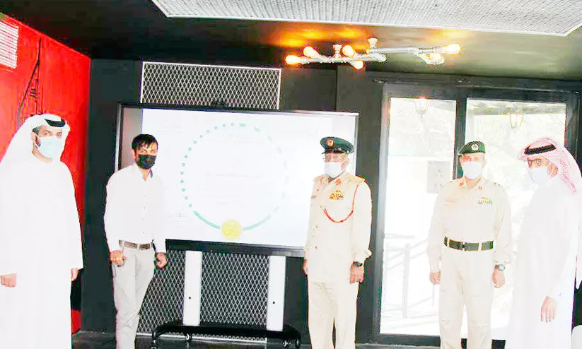 കാറിൽ ഒമ്പത് ലക്ഷം ദിർഹം; ഒർഫാൻ പിന്നെ വളയം തിരിച്ചത് പൊലീസ് സ്റ്റേഷനിലേക്ക് കാറിൽ ഒമ്പത് ലക്ഷം ദിർഹം; ഒർഫാൻ പിന്നെ വളയം തിരിച്ചത് പൊലീസ് സ്റ്റേഷനിലേക്ക്