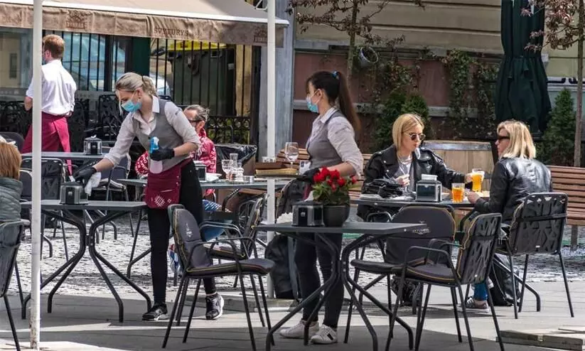 റെസ്റ്റോറന്റുകളുടെ പൂർണ തോതിലുള്ള പ്രവർത്തനം കോവിഡ് വ്യാപനത്തിന് വഴിയൊരുക്കുന്നുവെന്ന് പഠനം റെസ്റ്റോറന്റുകളുടെ പൂർണ തോതിലുള്ള പ്രവർത്തനം കോവിഡ് വ്യാപനത്തിന് വഴിയൊരുക്കുന്നുവെന്ന് പഠനം