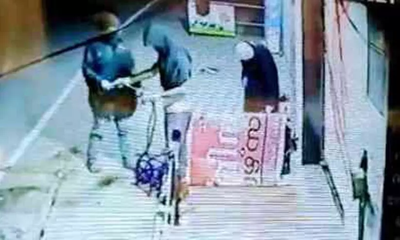 പൊലീസ്​ സ്റ്റേഷന് മുന്നിൽ തസ്​കരസംഘം: 20000 രൂപയൂടെ ബേക്കറി സാധനം കവർന്നു