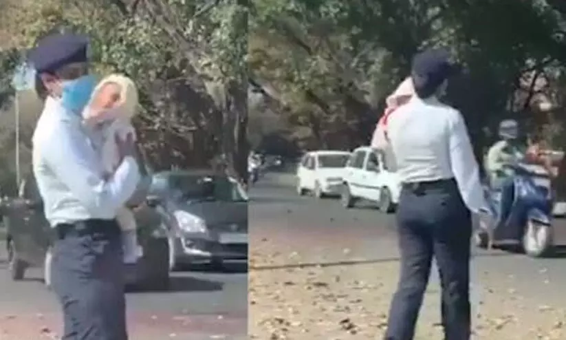 കൈക്കുഞ്ഞുമായി ട്രാഫിക് ഡ്യൂട്ടിയിൽ വനിത പൊലീസ് ഓഫിസർ; വിഡിയോ വൈറൽ