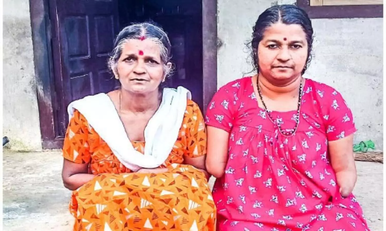 വി​ധി​യോ​ട്​ പൊ​രു​തി ഒ​ര​മ്മ​യും മ​ക​ളും