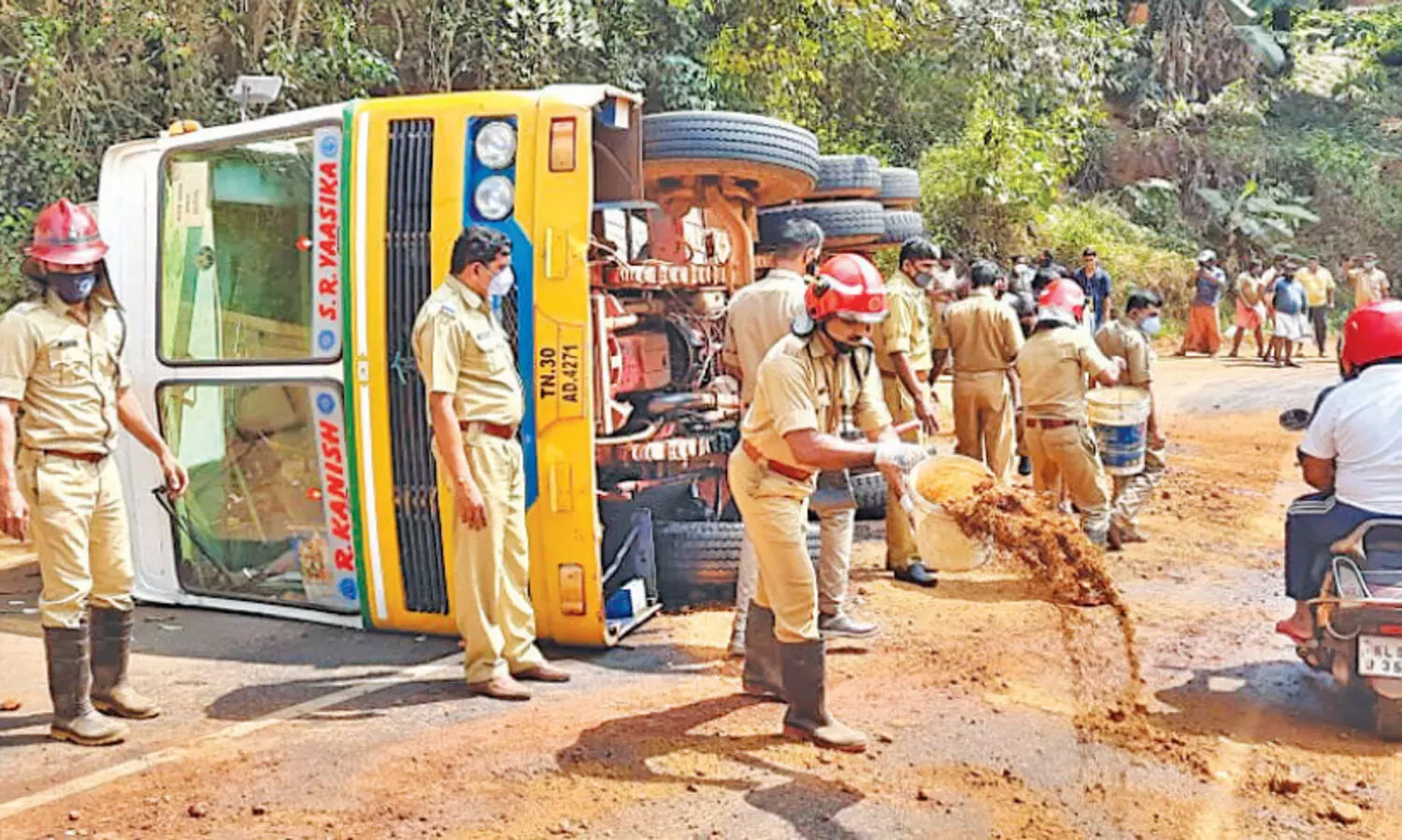 ട്രക്ക് നിയന്ത്രണംവിട്ട്​ മറിഞ്ഞു
