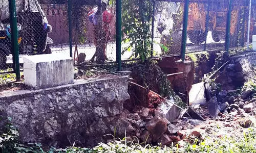 കു​ണ്ട​റ പ​ദ്ധ​തി​യു​ടെ പൈ​പ്പ്​​ലൈ​ൻ പൊ​ട്ടി; റോ​ഡിന്‍റെ സം​ര​ക്ഷ​ണ​ഭി​ത്തി ത​ക​ർ​ന്നു