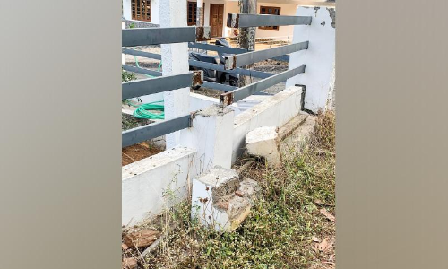 റോഡ് നിർമാണത്തിന്​ മതില്‍ പൊളിച്ച സംഭവം:  കരാറുകാർ അടക്കമുള്ളവർക്കെതിരെ കേസെടുത്തു