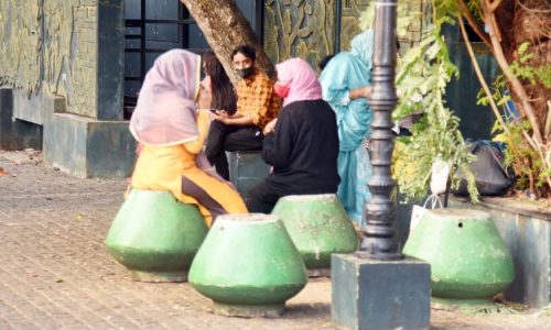 മാലിന്യക്കൊട്ടകൾ ഇരിപ്പിടങ്ങളായി ;   മിഠായിത്തെരുവിൽ മാലിന്യം നിക്ഷേപിക്കാൻ ഇടമില്ല