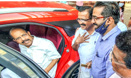 മണിക്കൂറുകൾ നീണ്ട ഉദ്വേഗം; തീരുമാനത്തിന്​ വഴങ്ങി സുധാകരനും ഐസക്കും