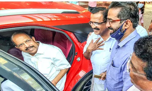 മണിക്കൂറുകൾ നീണ്ട ഉദ്വേഗം; തീരുമാനത്തിന്​ വഴങ്ങി സുധാകരനും ഐസക്കും