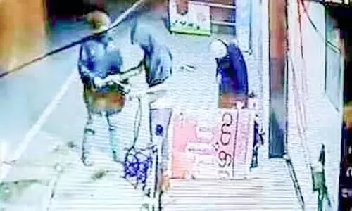 പൊലീസ് സ്റ്റേഷനുമുന്നിൽ തസ്കരസംഘം വിലസുന്നു പൊലീസ് സ്റ്റേഷനുമുന്നിൽ തസ്കരസംഘം വിലസുന്നു