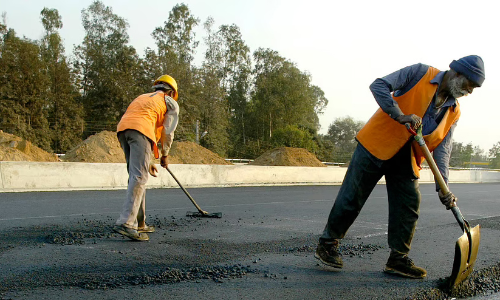 ഇ​രി​ങ്ങാ​ല​ക്കു​ട​യി​ൽ ഗ​താ​ഗ​തം ത​ട​ഞ്ഞ് റോ​ഡ് നി​ര്‍മാ​ണം നീ​ളു​ന്ന​തി​ൽ പ്ര​തി​ഷേ​ധം