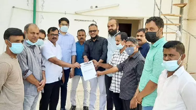 വി​മാ​ന ടി​ക്ക​റ്റ് ന​ൽ​കി