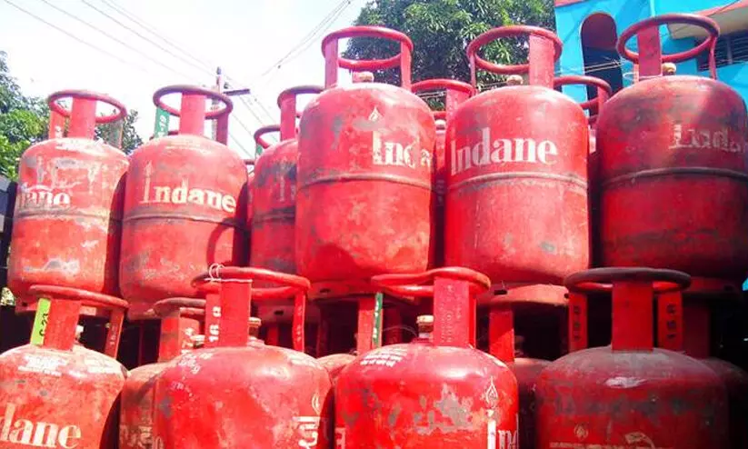 ശമ്പള കുടിശ്ശിക: സമരമുഖത്ത് െഎ.ഒ.സി തൊഴിലാളികൾ; പാചക വാതക വിതരണം നിലച്ചു ശമ്പള കുടിശ്ശിക: സമരമുഖത്ത് െഎ.ഒ.സി തൊഴിലാളികൾ; പാചക വാതക വിതരണം നിലച്ചു