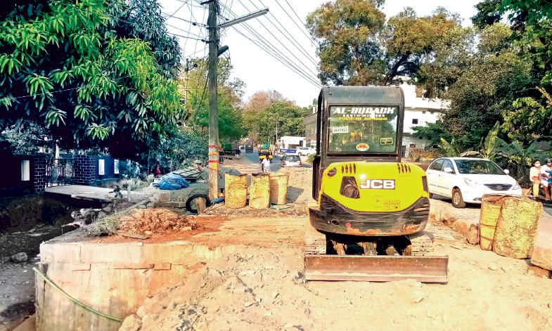 വകുപ്പുകൾ തമ്മിൽ തർക്കം; വൈദ്യുതി തൂൺ വീതികൂട്ടുന്ന റോഡിന് നടുവിൽ തന്നെ വകുപ്പുകൾ തമ്മിൽ തർക്കം; വൈദ്യുതി തൂൺ വീതികൂട്ടുന്ന റോഡിന് നടുവിൽ തന്നെ