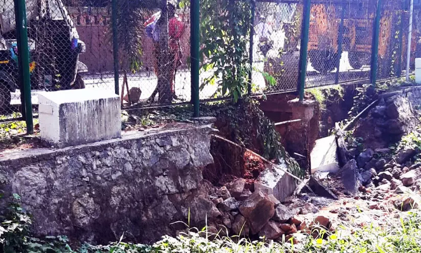 കു​ണ്ട​റ പ​ദ്ധ​തി​യു​ടെ പൈ​പ്പ്​​ലൈ​ൻ പൊ​ട്ടി; റോ​ഡിന്‍റെ സം​ര​ക്ഷ​ണ​ഭി​ത്തി ത​ക​ർ​ന്നു