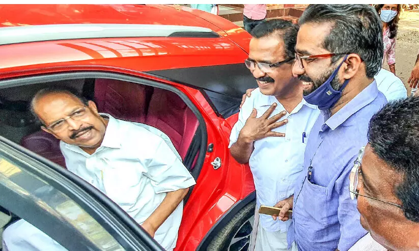 മണിക്കൂറുകൾ നീണ്ട ഉദ്വേഗം; തീരുമാനത്തിന്​ വഴങ്ങി സുധാകരനും ഐസക്കും