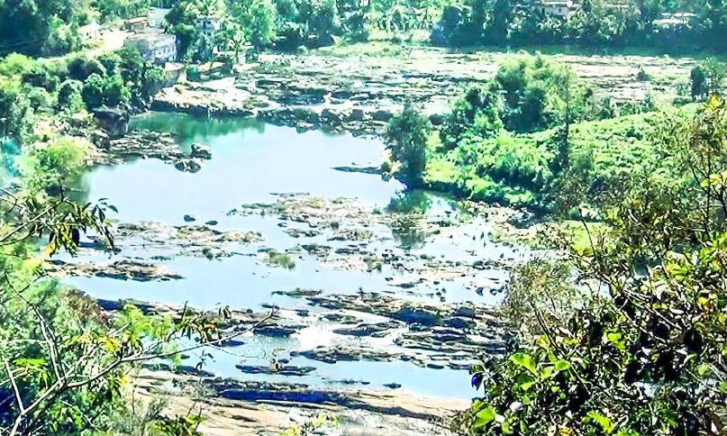 മലയോരത്തിന് ദാഹിക്കുന്നു മലയോരത്തിന് ദാഹിക്കുന്നു