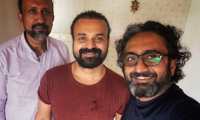 ന്നാ.. താൻ കേസ് കൊട് എന്ന് ചാക്കോച്ചൻ; കൂടെ ആഷിഖ് അബുവും ന്നാ.. താൻ കേസ് കൊട് എന്ന് ചാക്കോച്ചൻ; കൂടെ ആഷിഖ് അബുവും