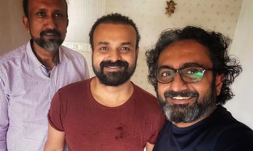 ന്നാ.. താൻ കേസ്​ കൊട്​ എന്ന്​ ചാക്കോച്ചൻ; കൂടെ ആഷിഖ്​​ അബുവും