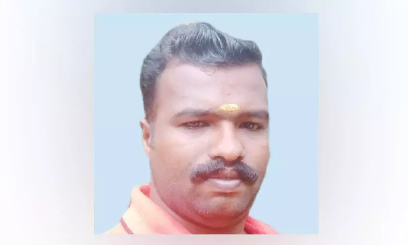 ഓട്ടോ റിപ്പയറിങ്ങിനിടെ കാറിടിച്ച് ഡ്രൈവര് മരിച്ചു ഓട്ടോ റിപ്പയറിങ്ങിനിടെ കാറിടിച്ച് ഡ്രൈവര് മരിച്ചു